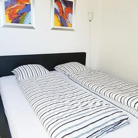 Quiet And Cozy Close To Nature In Villa. Apartamento