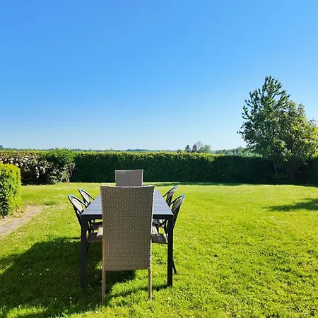 Quiet And Cozy Close To Nature In Villa. Apartamento *